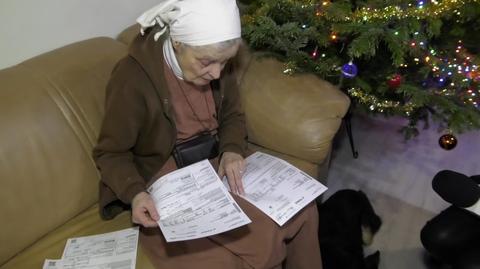 Siostra Małgorzata Chmielewska pokazuje rachunki za gaz (materiał z 6.01.2022)