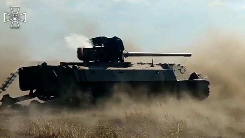 Ukraiński sztab: ze zdobycznego sprzętu rosyjskiego żołnierze wykonali system artyleryjski. Nagranie
