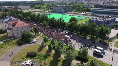 Około 8 tysięcy osób na marszu równości w Poznaniu (materiał z 3.07.2022)