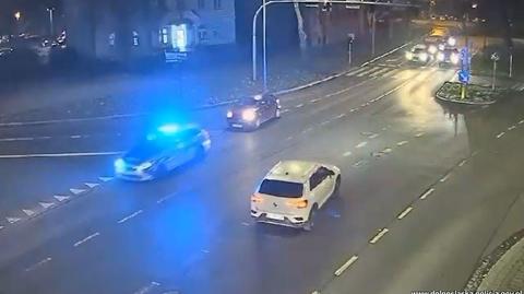 Policjanci eskortowali do szpitala samochód z młodą kobietą, która wymagała pilnej pomocy medycznej w Legnicy