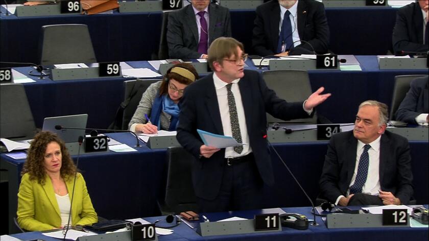 Verhofstadt: używacie lub nadużywacie istotnej większości, by rozmontowywać system regulacyjny w kraju