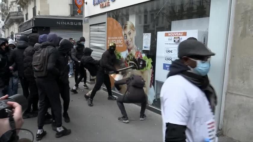 W Paryżu demonstranci niszczą witryny sklepów 