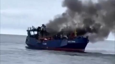 Słup dymu nad trawlerem Kapitan Łobanow 
