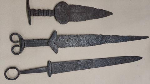 W przesyłce z Ukrainy znaleziono trzy starożytne miecze