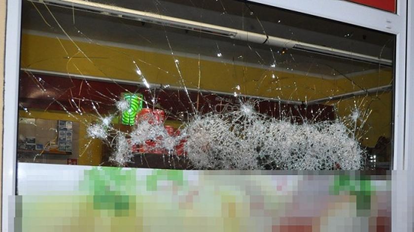 Biała Podlaska. Policja zatrzymałą 17-latka, który wybił drzwi i uszkodził okna w sklepie. W dłoni miał młotek (materiał z 20.09.2022)