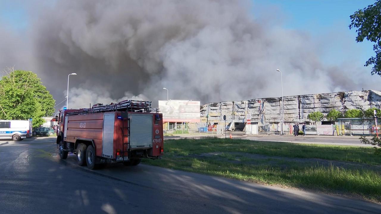 Varsovia, Białolka.  Incendio en el centro comercial de la calle Marywilska, 44