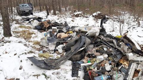 Ktoś porzucił śmieci na terenie Nadleśnictwa Gniezno (25.01.2021)