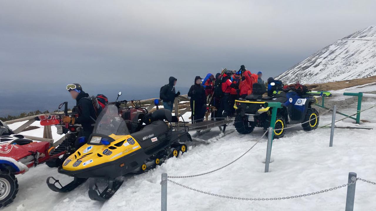 Turyści z trzema psami, dzieckiem i wózkiem spacerowym utknęli na Śnieżce