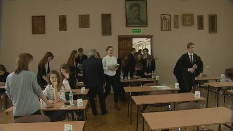 Uczniowie z Krakowa na kilka chwil przed rozpoczęciem egzaminu