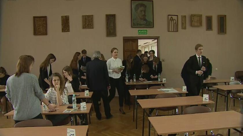 Uczniowie z Krakowa na kilka chwil przed rozpoczęciem egzaminu