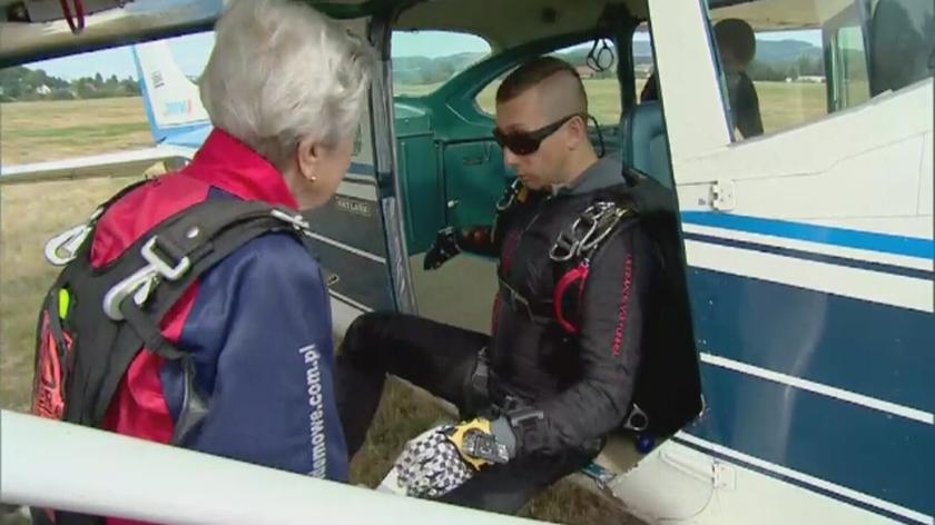 83-lataka skoczyła ze spadochronem. Tak świętowała swoje urodziny