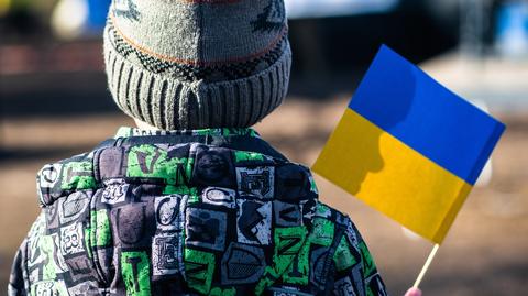 Ukraińscy żołnierze na wjeździe do Łymanu. Wieszają ukraińską flagę