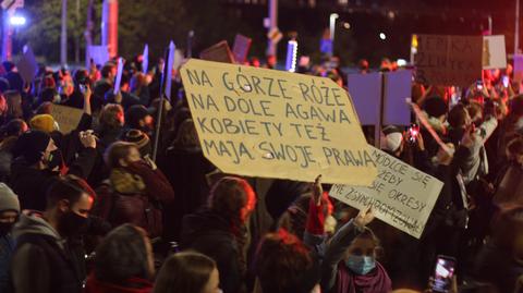 Kilkaset manifestujących osób wyszło na jedno z głównych skrzyżowań Wrocławia