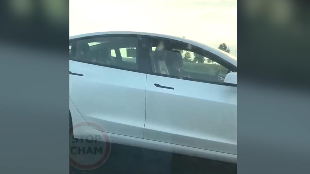 Tesla na lewym pasie, kobieta za kierownicą śpi. Nagranie z S5 Poznań-Bydgoszcz