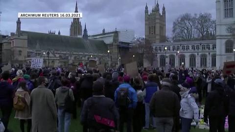 Demonstracja przeciw przemocy wobec kobiet w Londynie po zamordowaniu Sarah Everard (nagranie z marca 2021 roku)