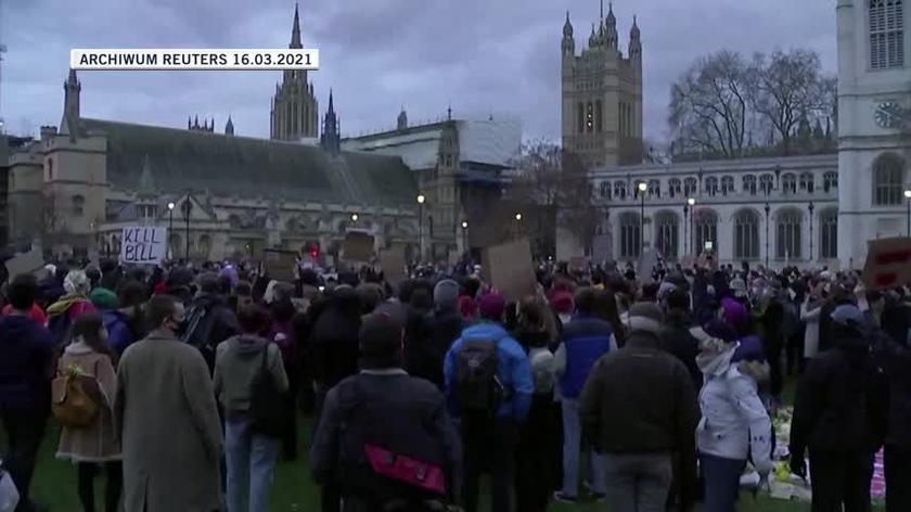 Demonstracja przeciw przemocy wobec kobiet w Londynie po zamordowaniu Sarah Everard (nagranie z marca 2021 roku)