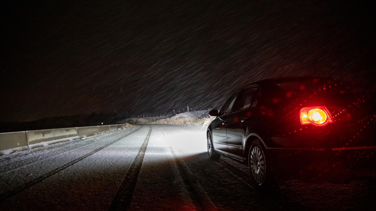 Tam śnieg będzie silnie sypać do rana. Alarmy IMGW