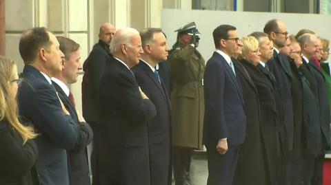 Andrzej Duda i Joe Biden oraz delegacje wysłuchały polskiego hymnu