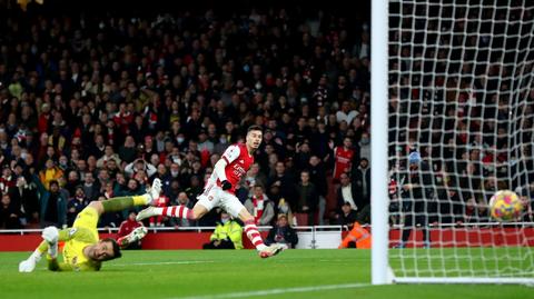 Fabiański obronił karnego, ale nie zatrzymał Arsenalu