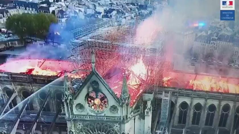 Płomienie trawiące dach Notre Dame. Nagranie