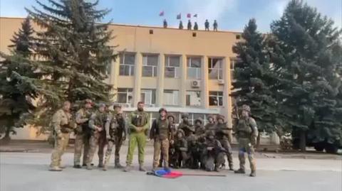 Ukraińscy żołnierze zrzucają rosyjskie flagi z jednego z budynków w Łymanie 