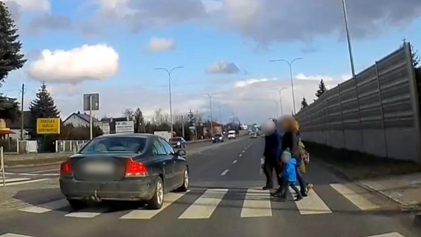 Kierowca wjechał na przejście dla pieszych, kiedy na pasach znajdowały się dzieci 