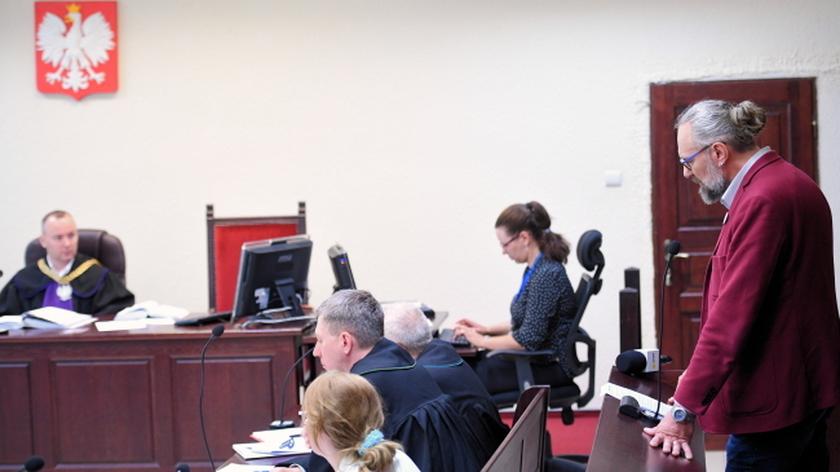 Kijowski w sądzie ze swoimi zwolennikami. Nagranie z czerwca 2018 roku
