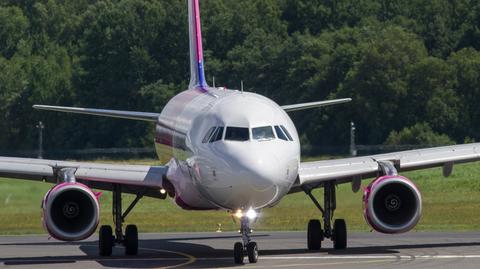 Samoloty węgierskiej linii lotniczej Wizz Air na lotnisku w Budapeszcie i brytyjskim Luton 