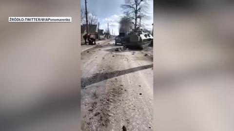 Zniszczona rosyjska kolumna w mieście Bucza (obwód kijowski) widoczna na nagraniu mieszkańca 