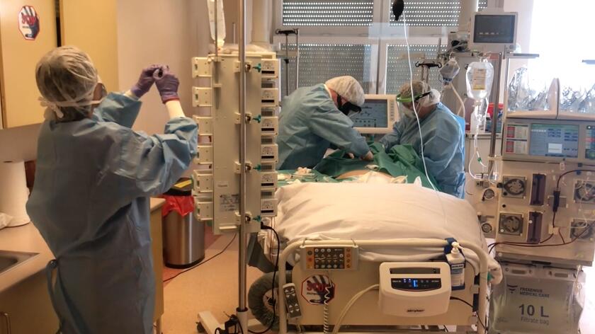 Szczecińscy lekarze uratowali życie pacjentki z koronawirusem