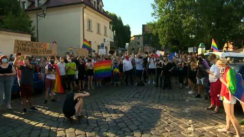 Protest pod komisariatem w Krakowie przeciw zatrzymaniu aktywistki LGBT