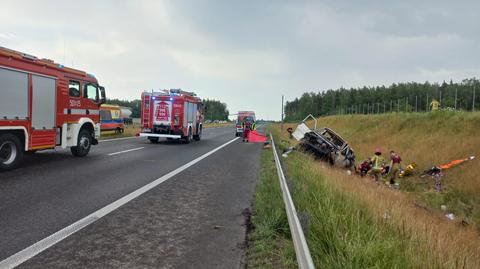 Powierz. Bus wypadł z jezdni na S7 i dachował. Dwie osoby nie żyją