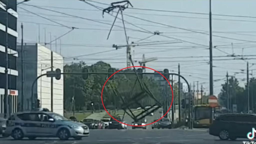 Urwany pantograf w tramwaju w Łodzi