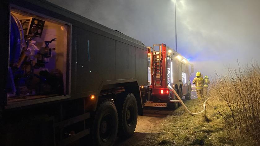 Żołnierze z 16. Dywizji Zmechanizowanej pomagali strażakom w gaszeniu pożaru