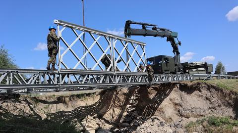 Kuzawka. Żołnierze montują tymczasowy most. Dzięki temu można będzie przejechać przez drogę, której powstała ogromna wyrwa