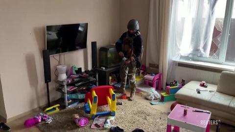 Ukraińsy żołnierze zabrali z jednego z opuszczonych domów w okolicach Kijowa na psa. Zwierzę zwabił dźwięk pozytywki
