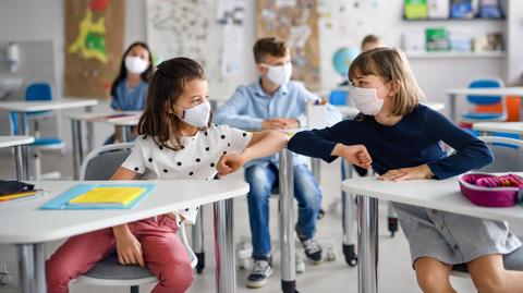 Wirusolożka: od Wielkiej Brytanii powinniśmy się nauczyć, że dzieci i szkoły mogą być źródłem wirusa