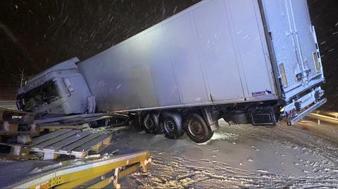 Seria kolizji na S8. Dwie ciężarówki i samochód osobowy uderzyły w bariery, część trasy zablokowana