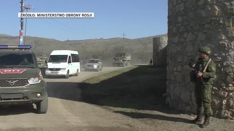 Rosyjscy żołnierze zabezpieczają przejazd Ormian do klasztoru Amaras 