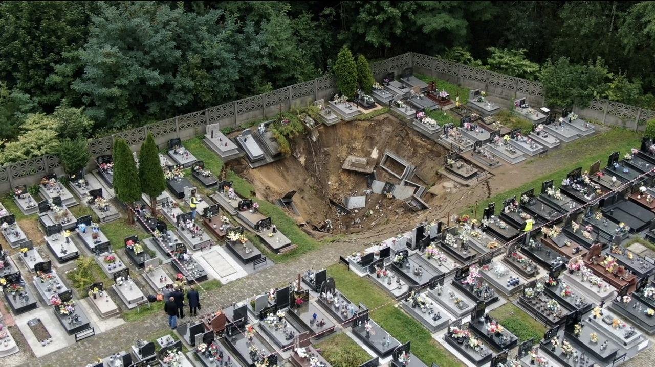 Zapadlisko zniszczyło niemal 50 grobów. Ekshumacje na razie niemożliwe, bo ziemia może się zapaść