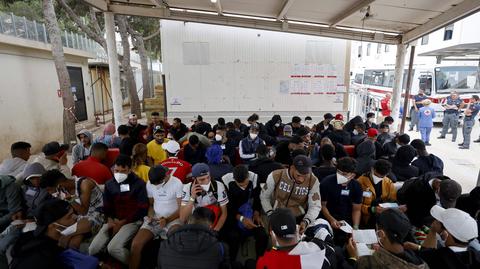 "Dwa i pół tysiąca osób w 36 godzin". Masowy transfer migrantów z ośrodka na Lampedusie