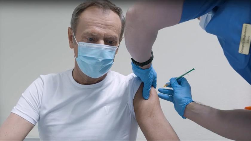 Donald Tusk przyjął trzecią dawkę szczepionki przeciw COVID-19
