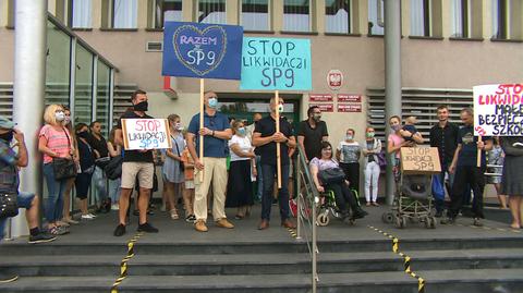 Protest rodziców przeciwko likwidacji szkoły podstawowej w Jaworznie