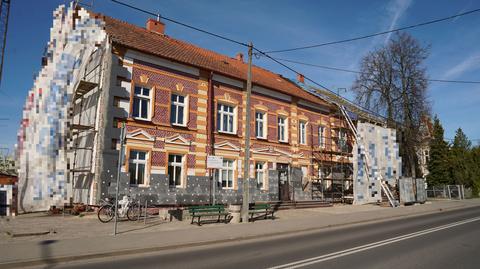 Banie Mazurskie. Wiosną skuta została część ozdobnej elewacji siedziby urzędu gminy 