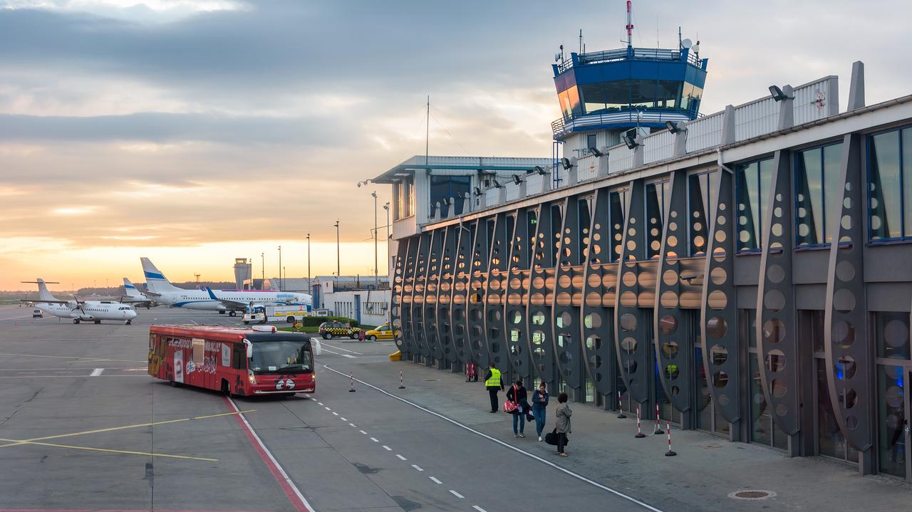 Pyrzowice, aeropuerto de Katowice: vuelos tardíos, entrega tardía de paquetes