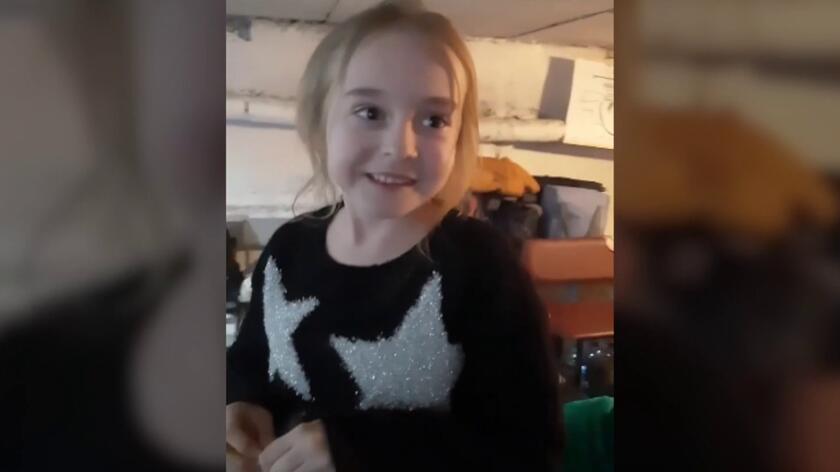 Ukraińska dziewczynka śpiewa w schronie w Kijowie
