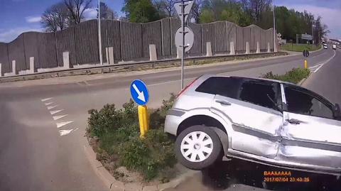 Dachowanie na rondzie po zderzeniu z ciężarówką