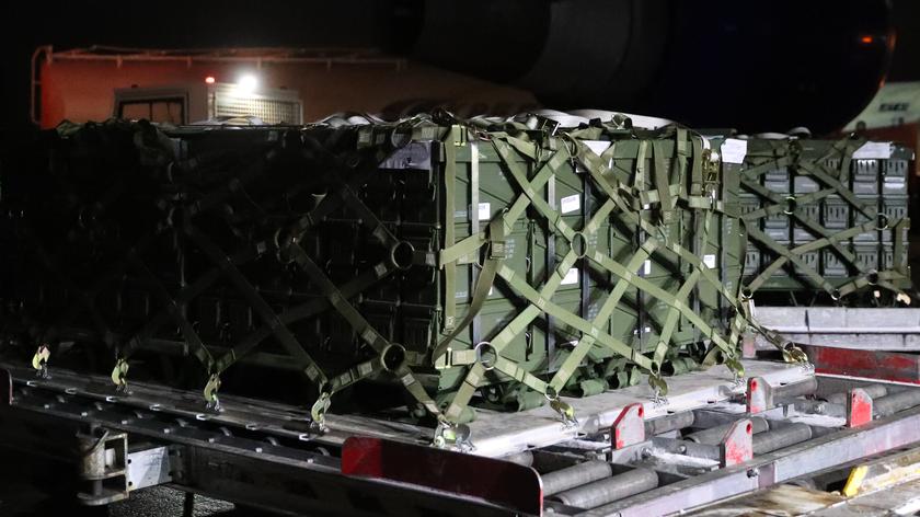 90 ton broni z USA przyleciało do Kijowa