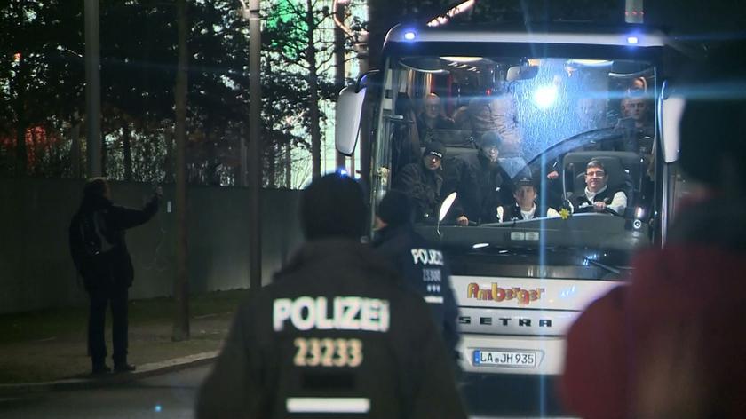 Brakuje mieszkań dla uchodźców? Starosta z Bawarii przywiózł ich autokarem do Angeli Merkel