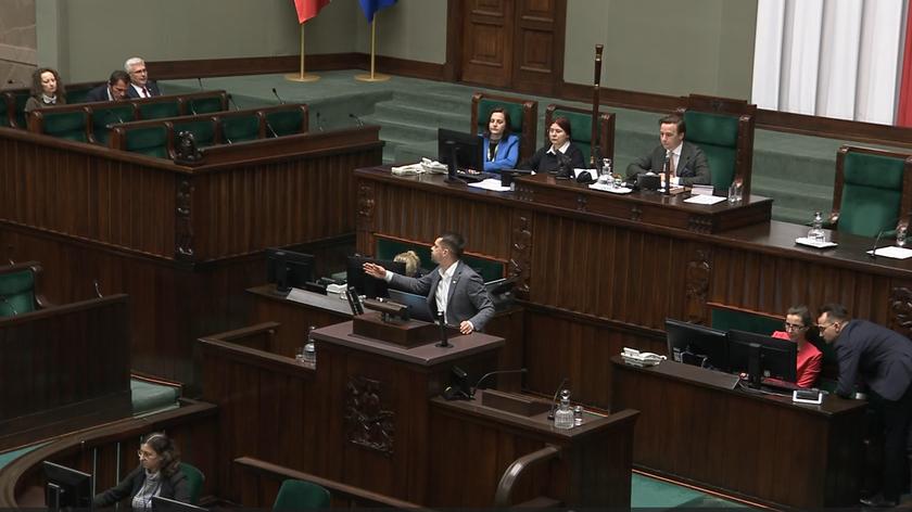 Krzysztof Bosak wyłączył posłowi Michałowi Kołodziejczakowi mikrofon na mównicy sejmowej